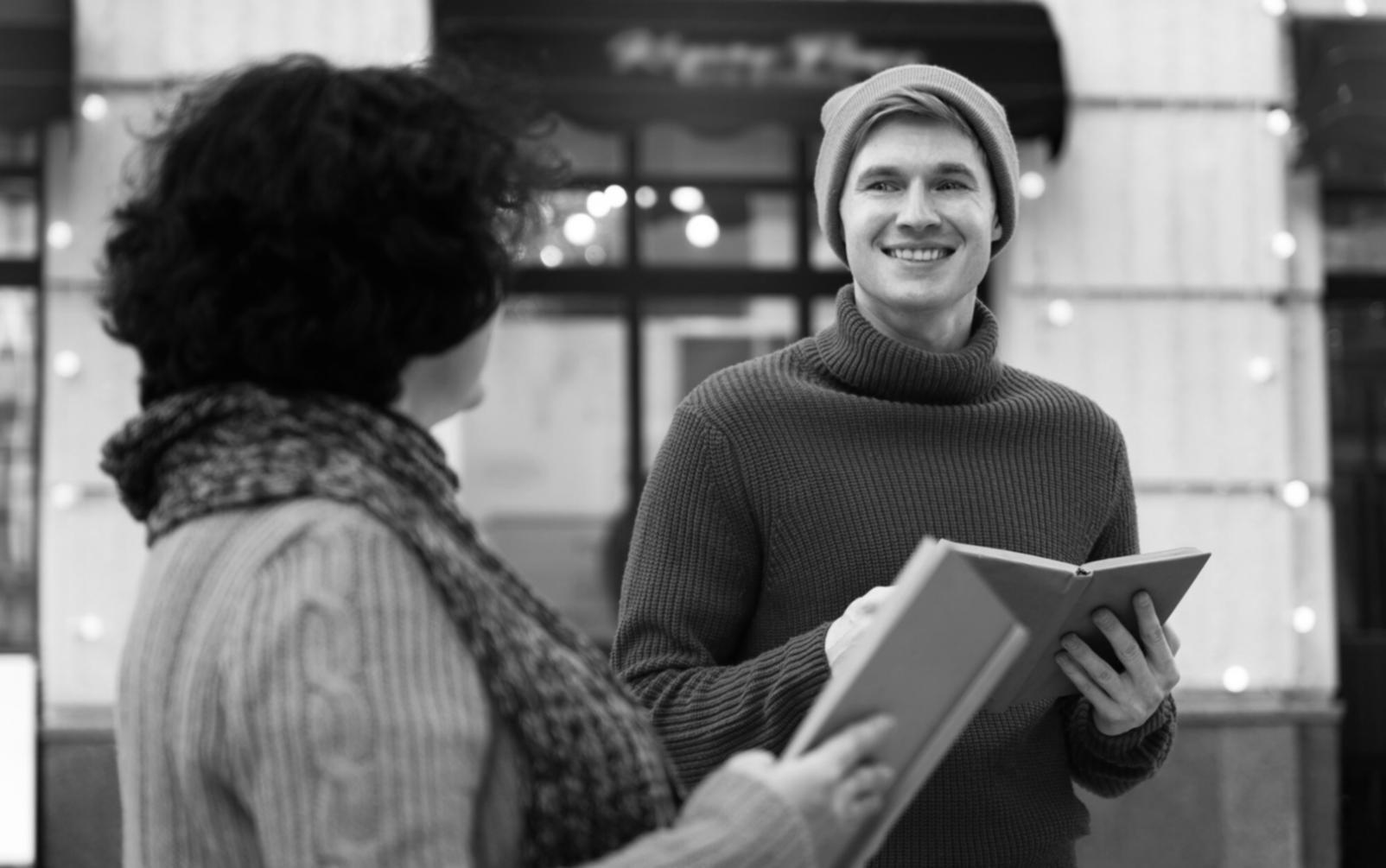 Estudiantes analizando estados financieros en aula moderna