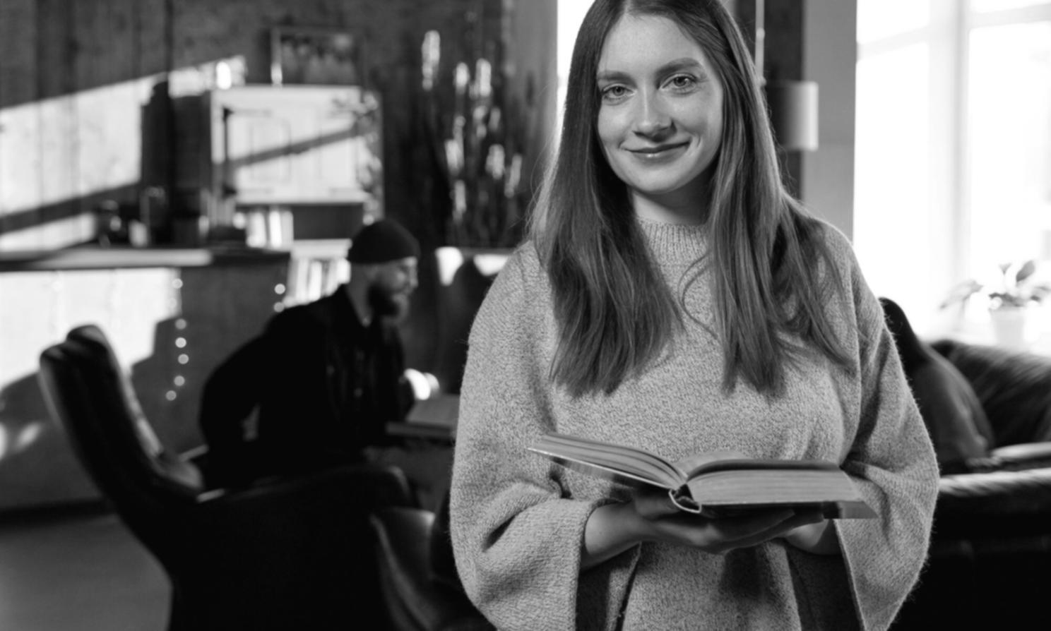 Equipo de analistas financieros trabajando con informes de liquidez y solvencia en oficina moderna